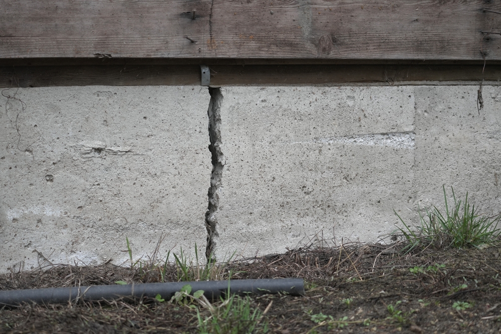 Close Up,of,a,deep,house,foundation,crack.