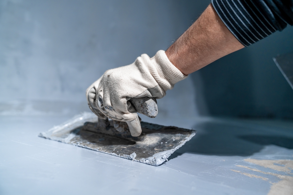 Manual,application,of,waterproofing,to,the,wall,on,the,construction