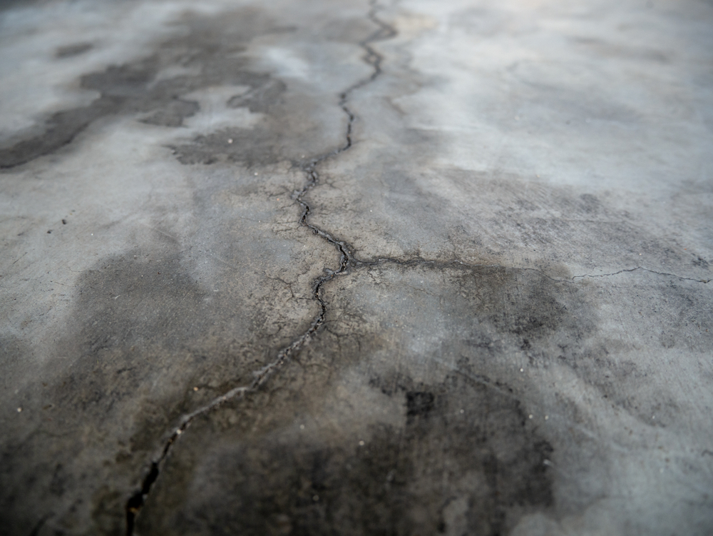 Cracks,on,the,garage,floor.